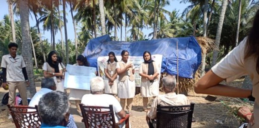 തെങ്ങിലുണ്ടാകുന്ന ഫിസിയോളജിക്കൽ ഡിസോഡേർസിന്റെ വിവരങ്ങളുമായി വിദ്യാർത്ഥികൾ.